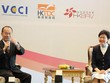 Ông Jonathan Choi và bà Carrie Lam giới thiệu các thế mạnh của Hồng Kông cho các nhà đầu tư Việt Nam. Ảnh: Gia Huy