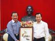 Bí thư Thành uỷ Đà Nẵng Nguyễn Xuân Anh (phải) trao quà lưu niệm cho Chủ tịch Tập đoàn Berjaya Vincent Tan.