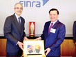 Ngày 26/6/2001, UBCK Việt Nam được công nhận là thành viên của Tổ chức Quốc tế các ủy ban chứng khoán (IOSCO), mở ra cơ hội học hỏi kinh nghiệm và hội nhập quốc tế
Trong ảnh: Bộ trưởng Bộ Tài chính Đinh Tiến Dũng tặng quà cho Finra, Tổ chức giữ gìn sự liêm chính trên TTCK Mỹ