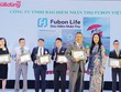 Ông Clement-Tang, Phó tổng giám đốc Fubon Life Việt Nam, đại diện Công ty nhận giải thưởng Tin & Dùng 2016