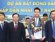 Ông Trịnh Việt Hưng nhận Cup và bằng chứng nhận “Dự án hấp dẫn nhất 2016” cho Cocobay Đà Nẵng