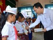 Tổng Biên tập Báo Đầu tư Lê Trọng Minh trao học bổng cho các em học sinh trường THCS Vân Canh, huyện Vân Canh, tỉnh Bình Định. Ảnh: Hà Minh