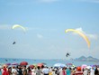 Biểu diễn dù lượn thường niên tại Điểm hẹn mùa hè Đà Nẵng tại công viên Biển Đông
