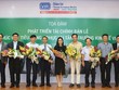 Ban Biên tập Báo Đầu tư tặng hoa các diễn giả tham gia buổi tọa đàm