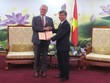 Thứ trưởng Bộ Kế hoạch và Đầu tư Nguyễn Thế Phương (bên phải) trao kỷ niệm chương cho ông Rémi Geneney (Ảnh: K.T)
