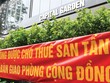 Cư dân Capital Garden căng băng rôn phản đối chủ đầu tư, Công ty Kinh Đô. Ảnh: Nguyễn Thành