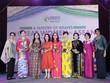 Bà Lê Thu Thủy (giữa) nhận giải Doanh nhân nữ tiêu biểu ASEAN