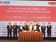 Tổng giám đốc SHB và Tổng giám đốc Dai-ichi Life Việt Nam ký thỏa thuận hợp tác chiến lược trước sự chứng kiến của Ủy viên Bộ Chính trị, Phó Thủ tướng Vương Đình Huệ, Phó chủ nhiệm Ủy ban Tài chính, ngân sách của Quốc hội Bùi Đặng Dũng, Phó Thống đốc Ngân hàng Nhà nước Đào Minh Tú cùng đại diện lãnh đạo cấp cao của SHB và Dai-ichi Life