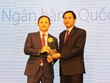Ông Trần Nhất Minh (bên trái), Phó tổng giám đốc VIB nhận giải thưởng