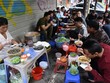Hàng ăn vỉa hè Hà Nội tăng giá vẫn đông khách dịp Tết