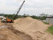 Cát tự nhiên ngày càng khan hiếm và dự báo đến năm 2020 sẽ không còn cát phục vụ cho hoạt động san lấp. Ảnh: Việt Dũng