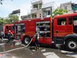 Xe cứu hỏa đến hiện trường dập lửa. Ảnh: Giáp Hồ.