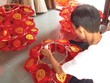 Làm lồng đèn Phật đản. Ảnh: Nguyễn Văn Toàn