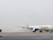 Lễ phun nước truyền thống chào đón chuyến bay đầu tiên của Emirates từ Dubai - Hà Nội hồi tháng 8/2016