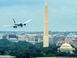 Máy bay Boeing 787-9 của Vietnam Airlines hạ cánh tại sân bay Ronald Regan, sau khi bay qua Tháp bút chì là biểu tượng của Thủ đô Washington (Mỹ)