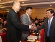 Chủ tịch UBND TP.HCM bắt tay cùng các doanh nghiệp ngoại. (ảnh Lê Toàn)