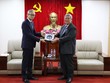 Chủ tịch của JBAH tặng quà lưu niệm cho lãnh đạo tỉnh Bình Dương