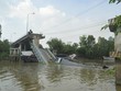 Vụ sậƿ cầu Tân Nghĩa bắc qua kênh Tháp Mười 2, xã Tân Nghĩa (H.Cao Lãnh, Đồng Tháp) đã khiến tuyến huyện lộ Tân Nghĩa – Gáo Giồng bị tê liệt