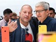 Jony Ive (trái) và CEO Apple Tim Cook. Ảnh: Getty Images.
