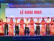 Các đại biểu cắt băng khai mạc hội chợ.
