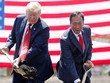 Tỷ phú Terry Gou (trái) từng được giới truyền thông mô tả là "Donald Trump của Đài Loan". Ảnh: Nikkei.