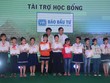 Các em học sinh nhận học bổng và giấy khen thông qua Báo Đầu tư