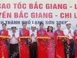 Phó Thủ tướng Chính phủ Trịnh Đình Dũng, lãnh đạo các bộ, ngành và chính quyền tỉnh Lạng Sơn cắt băng thông xe tuyến cao tốc Bắc Giang - Chi Lăng.