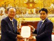 Chủ tịch UBND thành phố Hà Nội Nguyễn Đức Chung trao Giấy Chứng nhận đăng ký đầu tư cho Đại diện Chủ đầu tư, ông Lee Dae Bong, Chủ tịch HĐQT Tập đoàn Charmvit (Hàn Quốc)