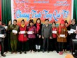 Bà Vũ Lan Nhung (giữa), Chánh Văn phòng Báo Đầu tư trao quà Tết cho đồng bào nghèo huyện Điện Biên Đông. Ảnh: Lê Quân