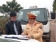 CSGT lập biên bản xử lý người vi phạm giao thông.