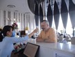 Nhân viên một khách sạn tại Khánh Hòa kiểm tra thân nhiệt cho du khách tại quầy đón tiếp