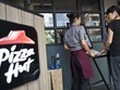 NPC International - đơn vị được nhượng quyền kinh doanh thương hiệu Pizza Hut lớn nhất nước Mỹ - đang đàm phán giãn nợ với các bên cho vay sau nhiều tháng doanh thu bết bát. Ảnh: AFP