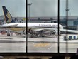 Singapore Airlines dự tính giảm một nửa công suất hoạt động đến cuối tháng 4, nhiều khả năng sẽ tiếp tục giảm công suất nếu tình hình khó khăn vẫn kéo dài. Ảnh: AFP