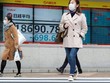 Chỉ số Nikkei 225 giảm 3,84% trong phiên giao dịch sáng nay 30/3, còn chỉ số Topix mất 4,37%. Ảnh: AFP