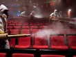 Đội tình nguyện phun khử trùng tại rạp chiếu phim Qintai Grand ở Vũ Hán hôm 2/4. Ảnh: Reuters.