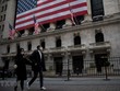 Quang cảnh bên ngoài Sàn giao dịch chứng khoán New York, Mỹ. (Ảnh: THX/TTXVN)