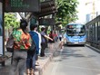 Người dân xếp hàng chờ lên xe buýt vào sáng ngày 4/5.