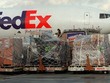 FedEx và nhiều hãng vận tải khác của Mỹ buộc phải xoay sang thu phụ phí đối với một số lô hàng vận chuyển quốc tế mùa dịch Covid-19. Ảnh: AFP