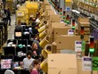 Nhân viên đóng gói hàng hóa cho khách hàng tại trung tâm dịch vụ của Amazon. (Ảnh: AFP/TTXVN)