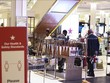 Người dân mua sắm tại cửa hàng của Tập đoàn Macy ở New York, Mỹ ngày 22/6/2020, khi lệnh mở cửa trở lại bước vào giai đoạn mới. Ảnh: THX/TTXVN