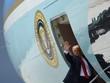 Tổng thống Mỹ Donald Trump trên Chuyên cơ Không lực Một (Air Force One) trước khi rời sân bay quốc tế Miami, bang Florida hôm 10/7. Ảnh: AFP