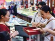 Nhiều khách hàng đã tăng mua vào sau khi giá vàng phá "mức cản lịch sử", vượt mốc 1.750 USD/ounce để đi lên. Trong ảnh: Mua bán vàng tại Công ty Bảo Tín Minh Châu. Ảnh: Nguyễn Dũng