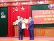 Ông Phạm Minh Chính - Trưởng Ban Tổ chức Trung ương trao quyết định, tặng hoa cho tân Bí thư Tỉnh ủy Quảng Bình Vũ Đại Thắng (trái)