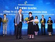 Bà Phạm Thị Thanh Hoa, Tổng giám đốc DNSE (bên phải) nhận kỷ niệm chương tại sự kiện. Ảnh: Lê Toàn.