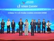 Đại diện lãnh đạo DNSE nhận vinh danh Top 10 thành viên giao dịch có thị phần môi giới lớn nhất VNX giai đoạn 2025-2026.