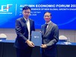 Ông Joseph Low (phải), Trưởng đại diện Keppel tại Việt Nam kiêm Chủ tịch Bộ phận Bất động sản, Keppel Việt Nam, nhận chứng nhận thành viên VIFC từ Ông Trương Minh Huy Vũ, Phó Chủ tịch Ủy ban nhân dân TP.HCM, Chủ tịch cơ quan điều hành Trung tâm tài chính quốc tế Việt Nam tại TP.HCM.