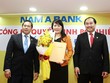Ông Nguyễn Quốc Toàn, Chủ tịch HĐQT (ngoài cùng bên trái) và ông Trần Ngô Phúc Vũ, Thành viên HĐQT, nguyên Tổng giám đốc  trao quyết định cho bà Lương Thị Cẩm Tú, tân Tổng giám đốc Nam A Bank