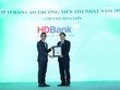 Ông Lê Hải Trà (trái), thành viên phụ trách HĐQT HOSE, Trưởng Ban tổ chức trao giải cho HDBank