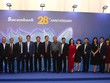 Ông Đặng Văn Thành chụp ảnh với lãnh đạo Sacombank và quan khách tại lễ kỷ niệm. 