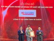 Đại diện HD SAISON nhận chứng nhận PROFIT500 tại Lễ Công Bố